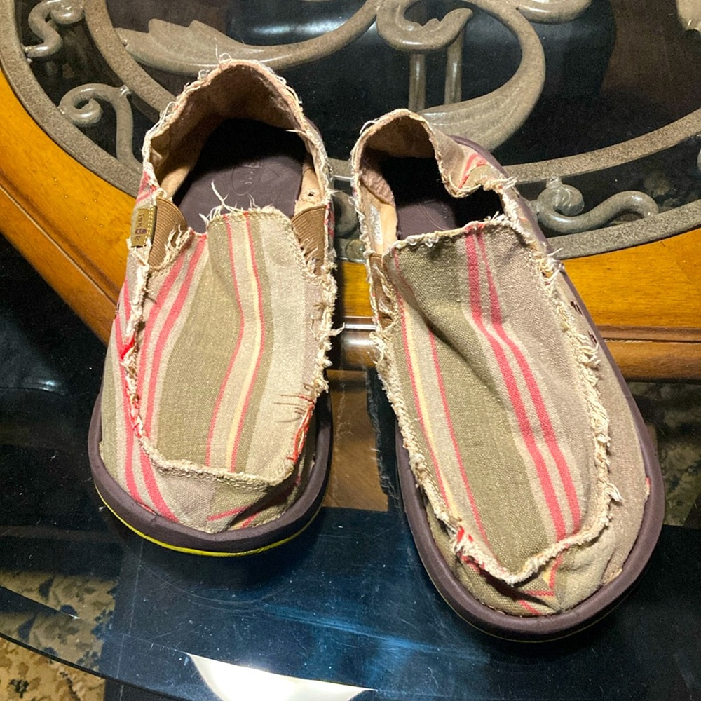 Sanuk, Men’s size 12 Slip Ons
Check out the colors!
Pics show the details.!